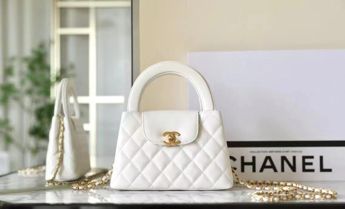 White Quilted Bag with Top Handle – Classic Elegance