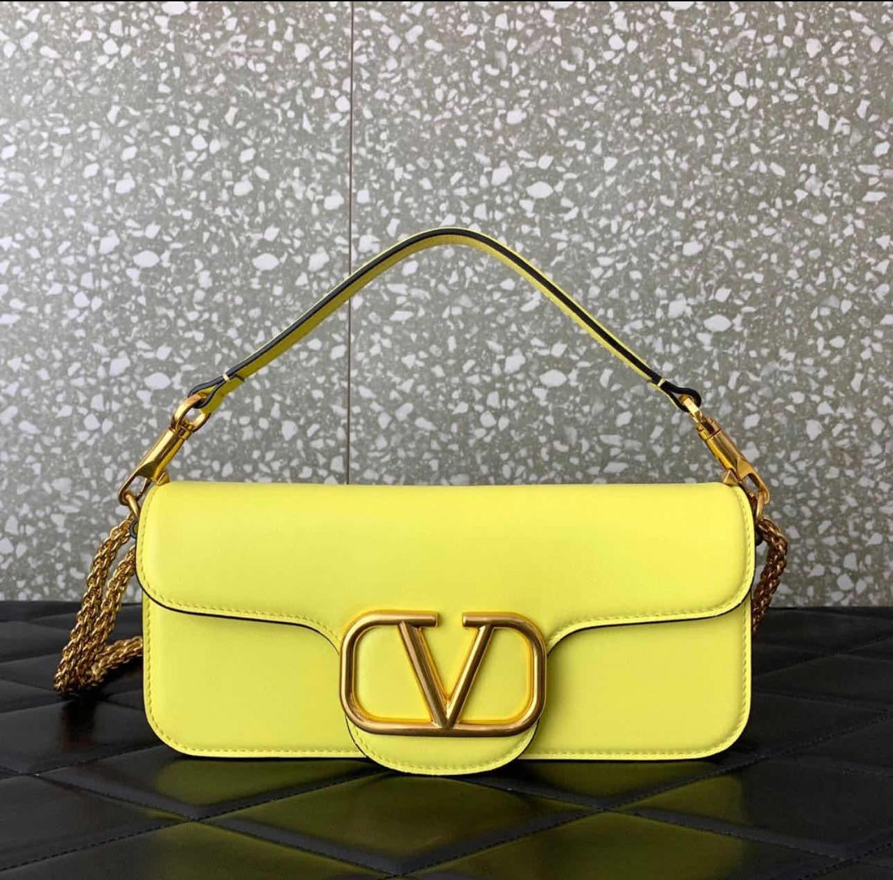 Bag with Gold Chain – Contemporary Elegance