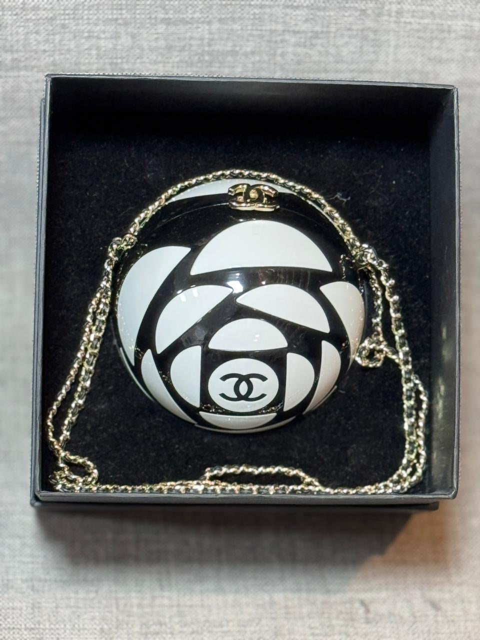 Spherical Bag with Gold Chain – Iconic Design