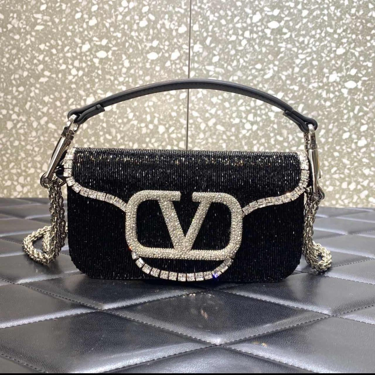 Bag with Gold Chain – Contemporary Elegance